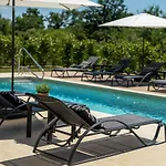 펜션 Atemberaubende Mit Privatpool, Sauna, Billard, Kicker, Heimtrainer, Bbq 포레치