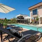 Atemberaubende Mit Privatpool, Sauna, Billard, Kicker, Heimtrainer, Bbq